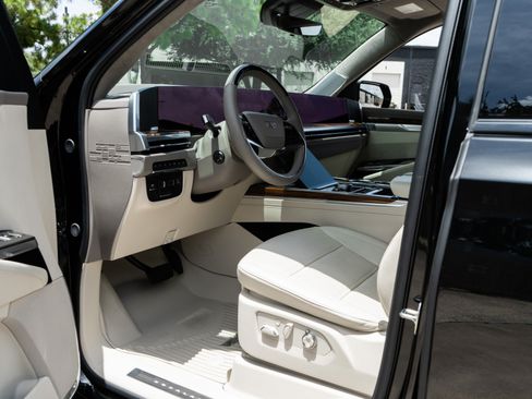 Used 2026 Cadillac Escalade Platinum Sport w/ LPO, Floor Liner Package AWD/4WD image 5