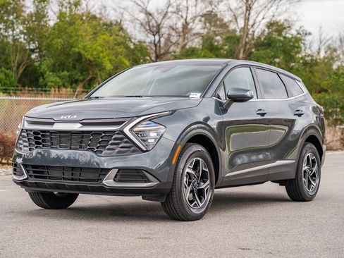 Used 2025 Kia Sportage LX image 3