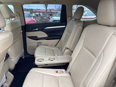 Used 2019 Toyota Highlander XLE image 26