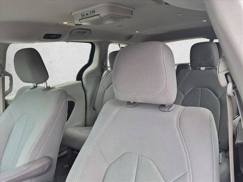 Used 2017 Chrysler Pacifica Touring Plus w/ Tire & Wheel Group FWD image 15