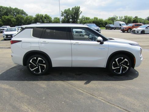 Used 2025 Mitsubishi Outlander 4WD Plug-In Hybrid image 7