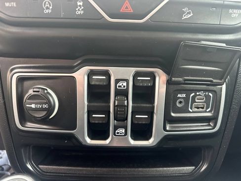 Used 2018 Jeep Wrangler Unlimited Sahara w/ Dual Top Group AWD/4WD image 24