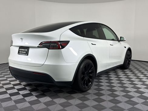 Used 2023 Tesla Model Y 2WD image 9