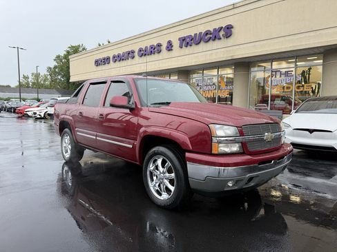 Used 2005 Chevrolet Avalanche Z71 w/ Sun And Sound Package image 1