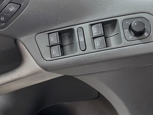 Used 2010 Volkswagen Tiguan S image 17