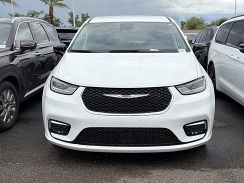 Used 2024 Chrysler Pacifica Touring-L FWD image 2