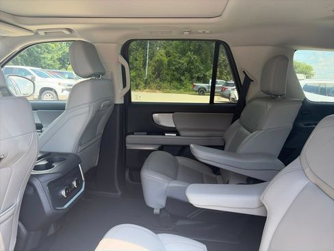 Used 2025 Ford Expedition Active AWD/4WD image 10