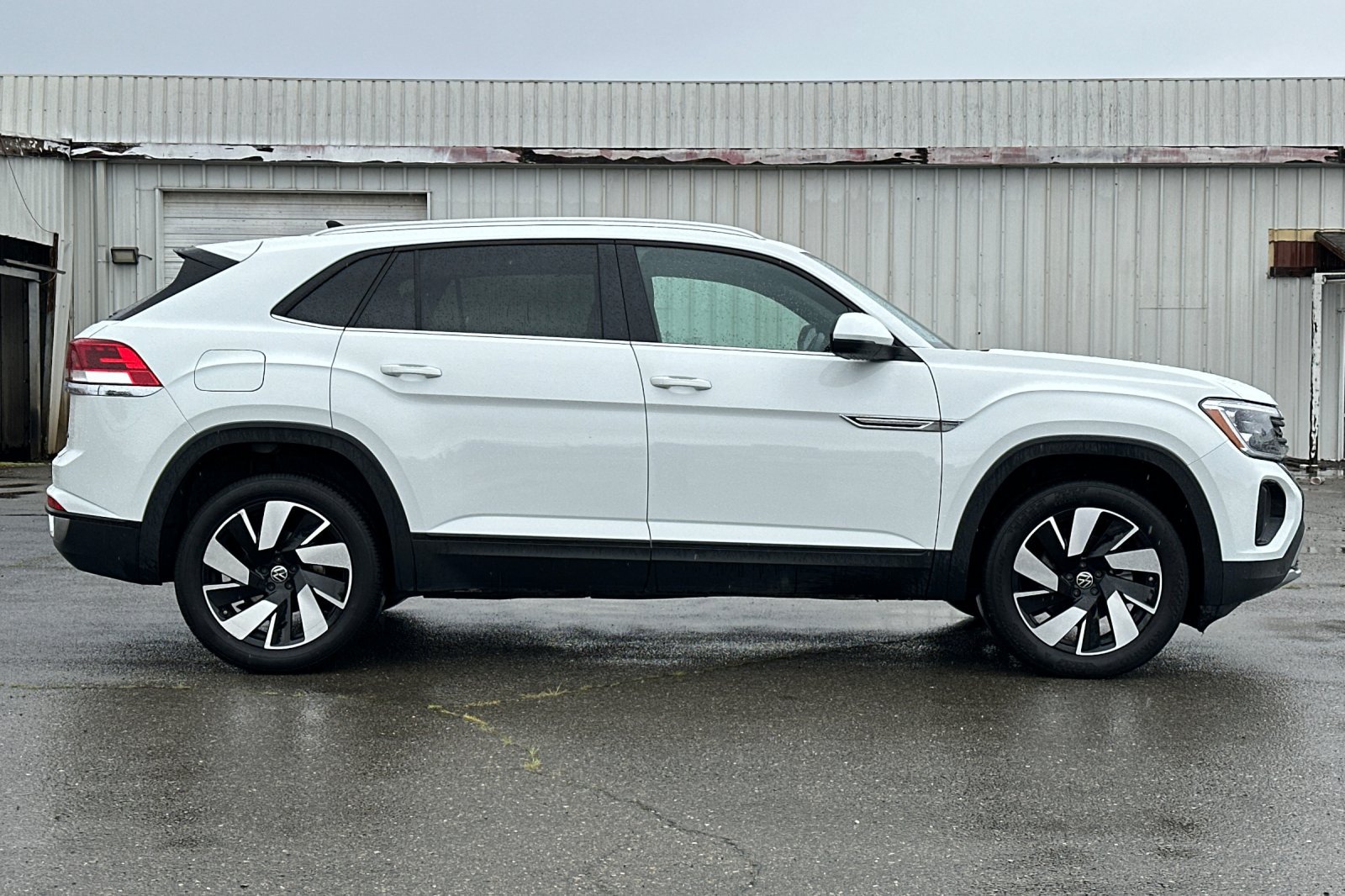 Used 2024 Volkswagen Atlas Cross Sport SE AWD/4WD image 3