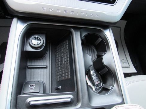Used 2025 Ford Expedition Active AWD/4WD image 25