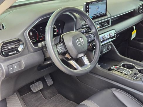 Used 2025 Honda Pilot Touring image 9