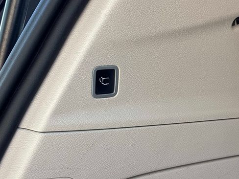 Used 2023 Chrysler Voyager LX FWD image 15