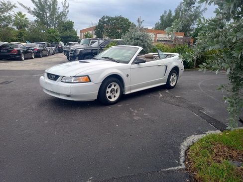 Used 1999 Ford Mustang Convertible image 7