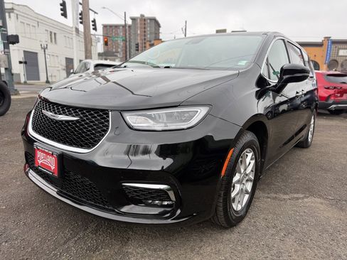 Used 2024 Chrysler Pacifica Touring-L image 7