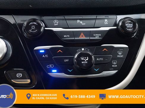 Used 2020 Chrysler Pacifica Touring-L FWD image 19