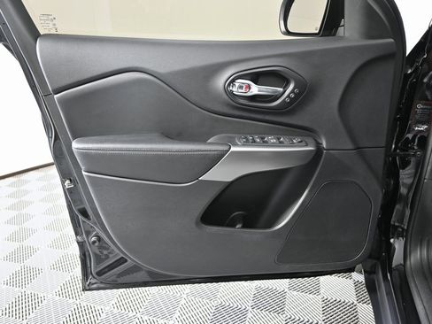 Used 2022 Jeep Cherokee Limited image 19