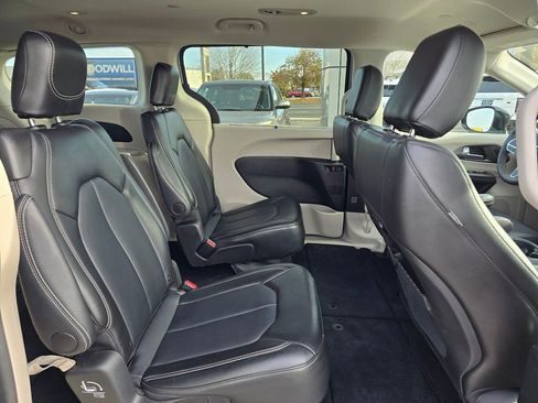Used 2024 Chrysler Pacifica Touring-L FWD image 12