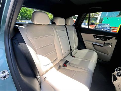 Used 2025 Mercedes-Benz GLC 300 4MATIC image 29