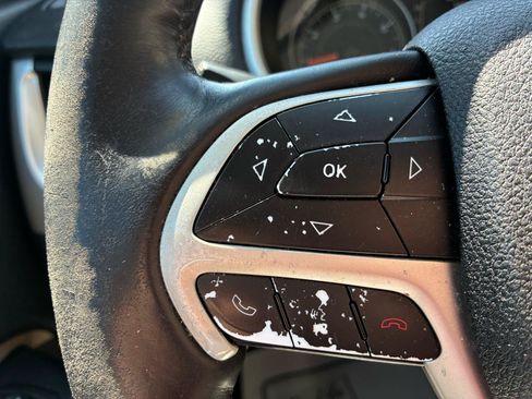 Used 2015 Jeep Cherokee Latitude w/ Cold Weather Group FWD image 18