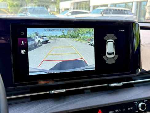 Used 2024 Kia Carnival EX FWD image 21
