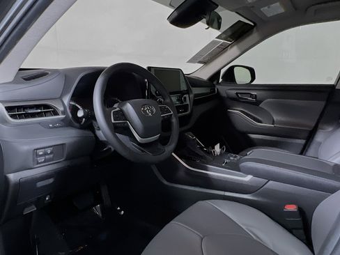 Used 2024 Toyota Highlander LE FWD image 30