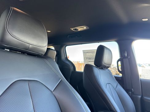 New 2027 Chrysler Pacifica Select FWD image 15
