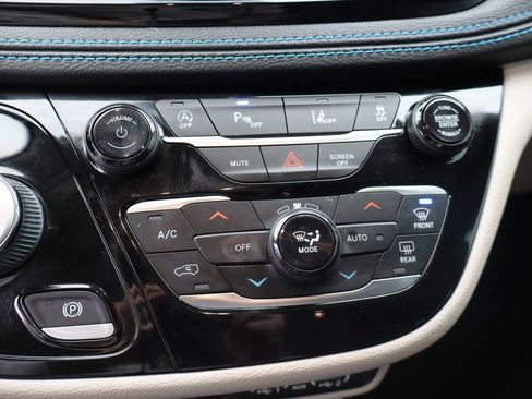 Used 2021 Chrysler Pacifica Touring-L w/ Uconnect Theater Family Group image 23