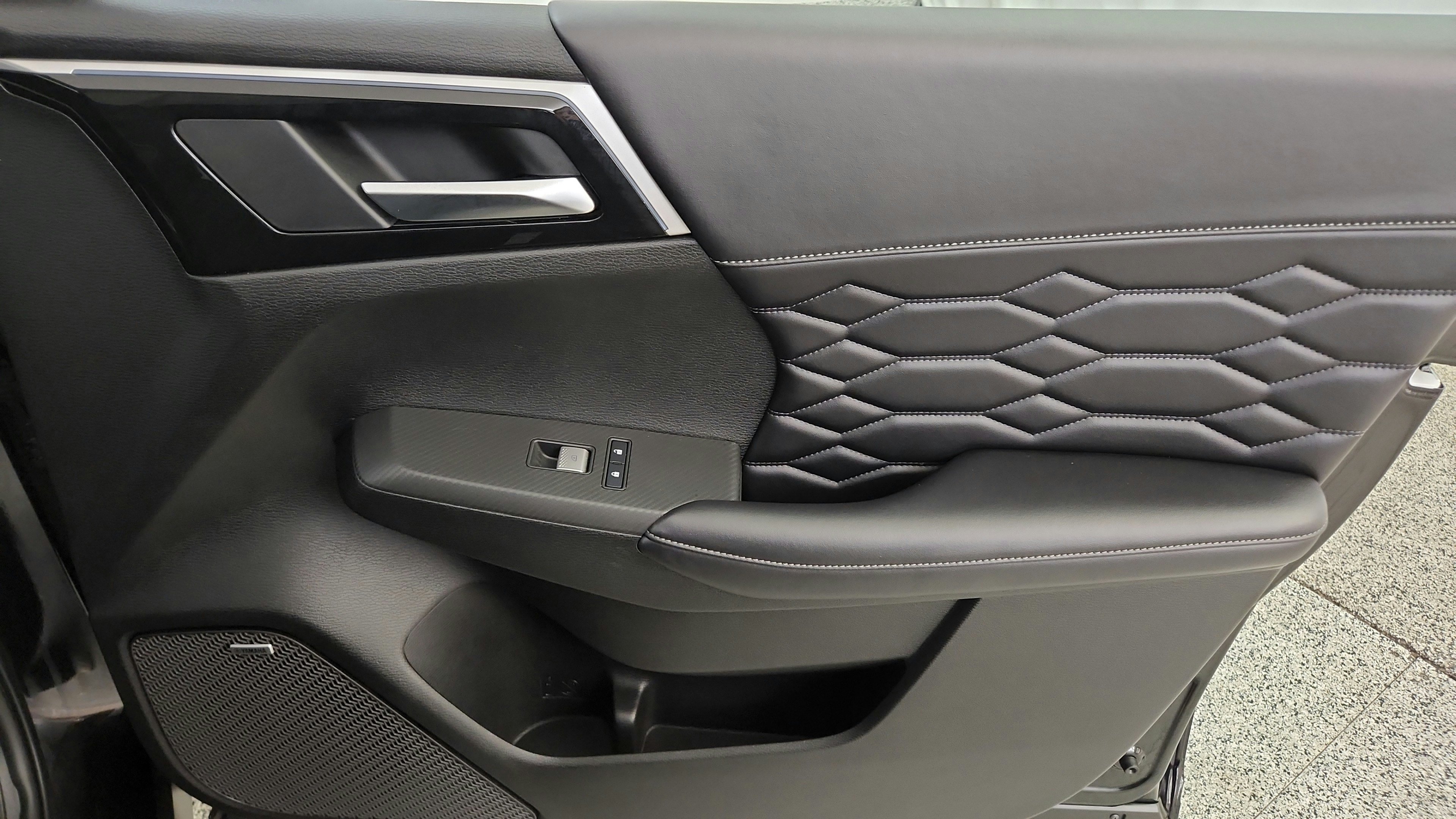 Used 2025 Mitsubishi Outlander AWD image 36