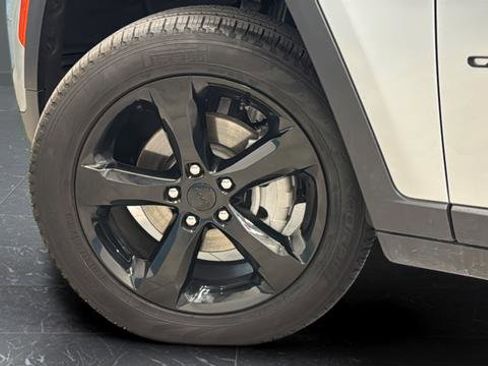 Used 2024 Jeep Grand Cherokee Limited w/ Black Appearance Package image 35