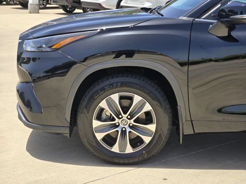 Used 2023 Toyota Highlander XLE FWD image 6