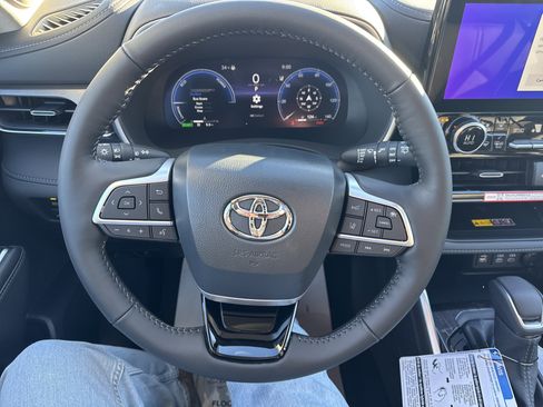 New 2026 Toyota Highlander Limited image 16