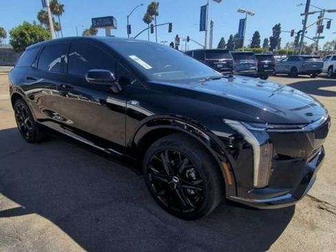Used 2025 Cadillac Optiq Sport 2 w/ LPO, ONYX Package AWD/4WD image 2