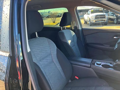 Used 2023 Nissan Rogue SV image 4