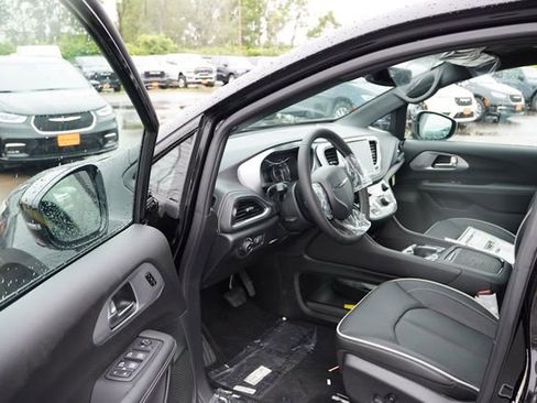 New 2026 Chrysler Pacifica Limited w/ S Appearance Package image 10