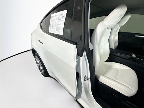 Used 2024 Tesla Model Y Long Range AWD/4WD image 27