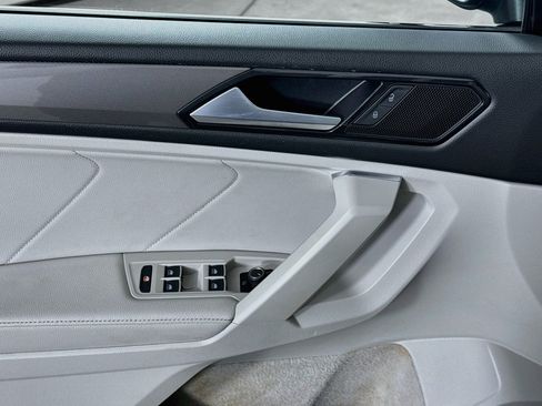 Used 2022 Volkswagen Tiguan SE w/ Panoramic Sunroof Package AWD/4WD image 18