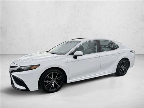 Used 2024 Toyota Camry SE image 1