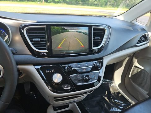 Used 2024 Chrysler Pacifica Touring-L FWD image 18
