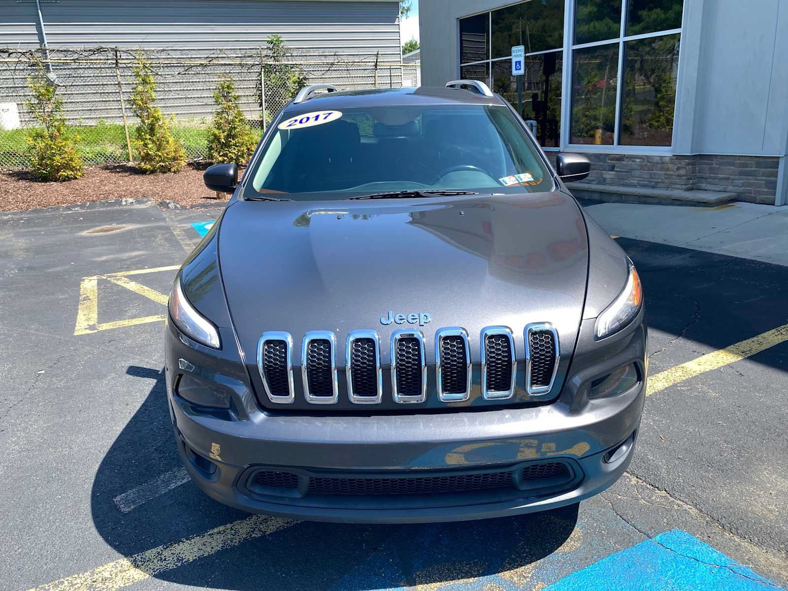 Used 2017 Jeep Cherokee Latitude w/ Cold Weather Group AWD/4WD image 9
