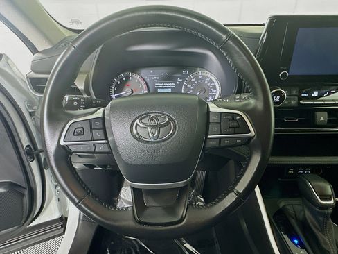 Used 2024 Toyota Highlander LE image 15