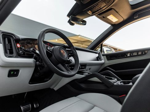 Certified 2026 Porsche Cayenne S AWD/4WD image 4