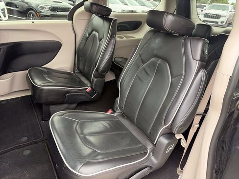 Used 2023 Chrysler Pacifica Limited FWD image 29
