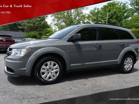 Used 2020 Dodge Journey SE FWD image 1