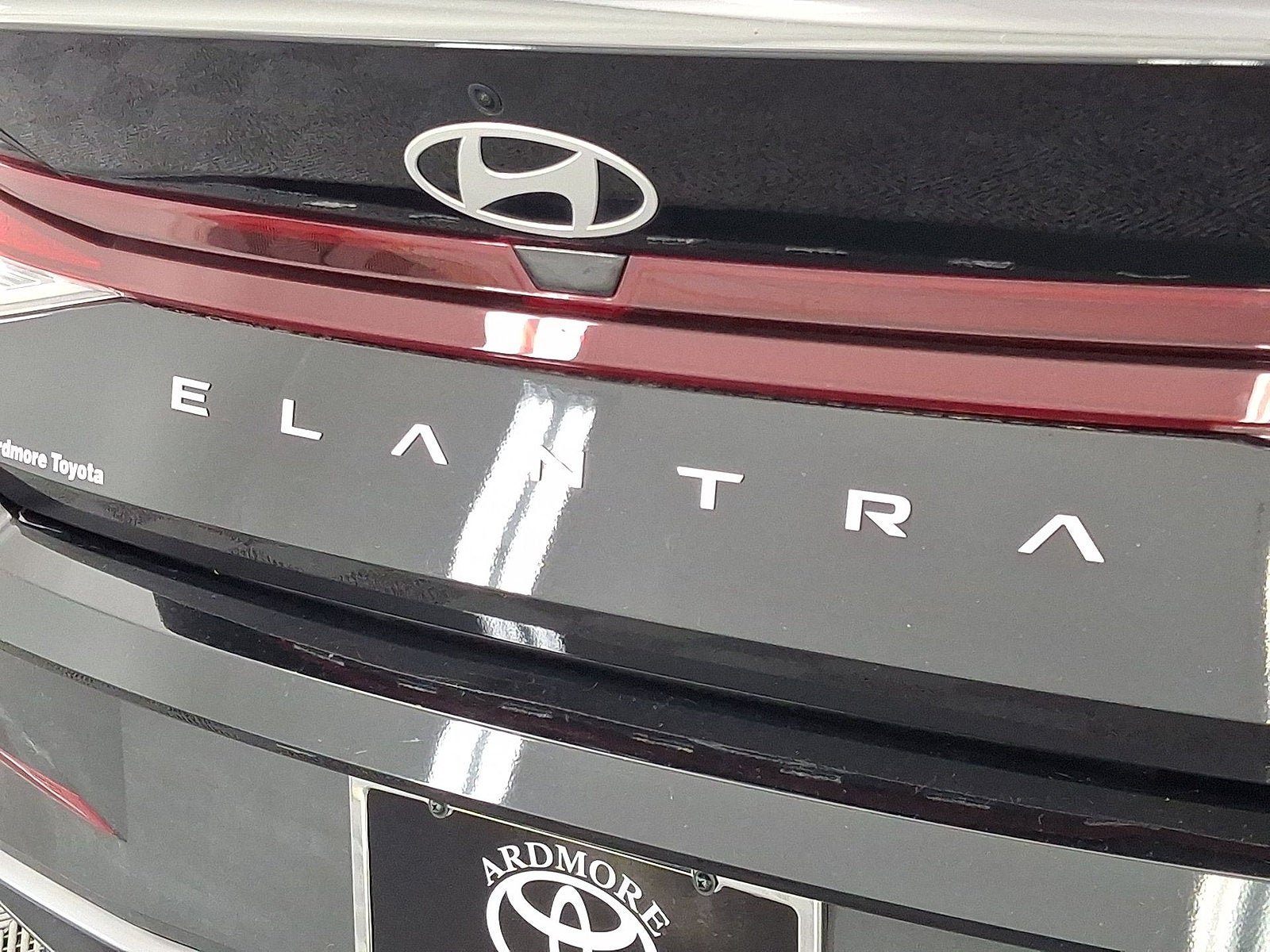 Used 2025 Hyundai Elantra SE w/ Cargo Package FWD image 15