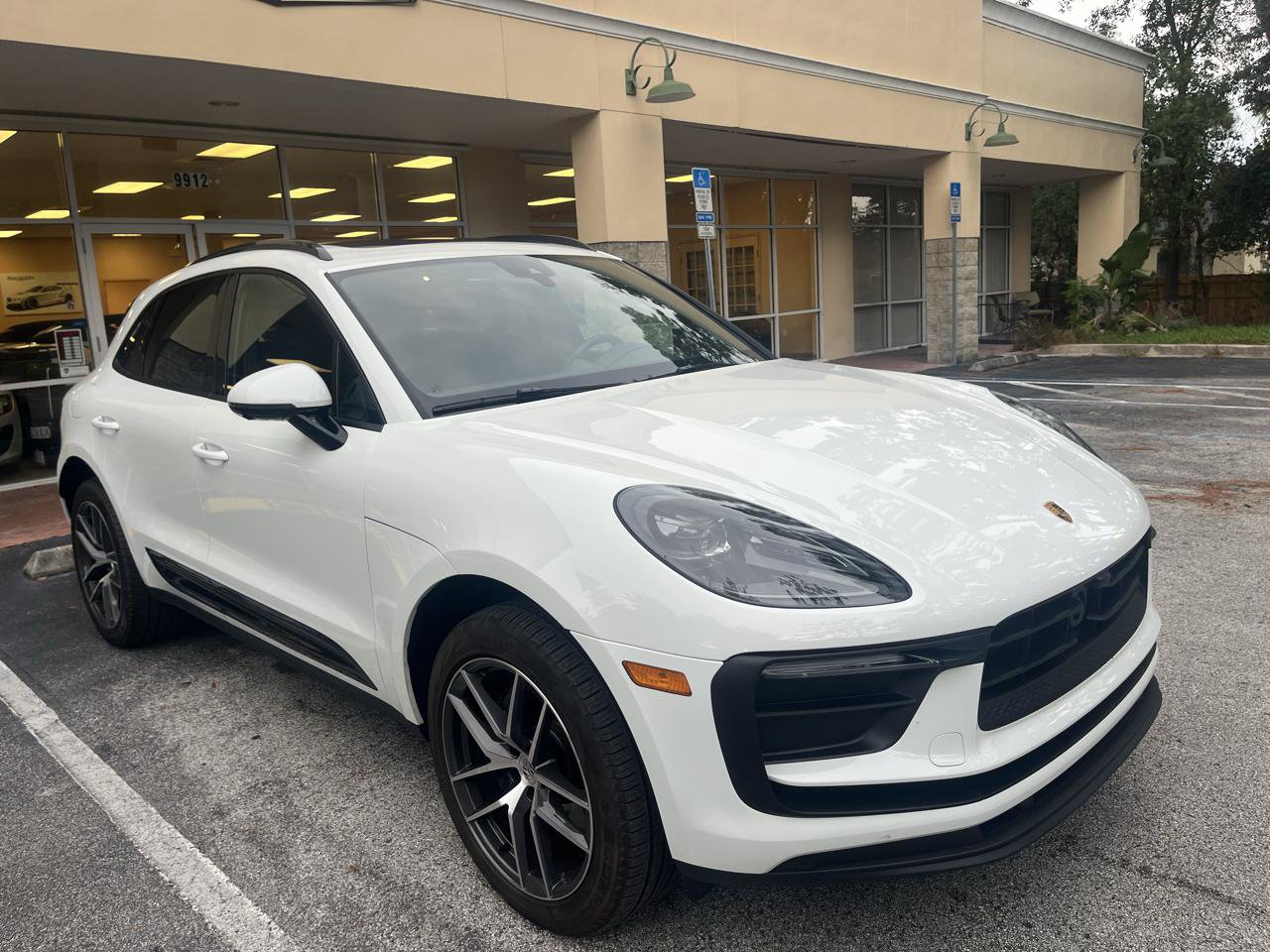 Used 2025 Porsche Macan AWD/4WD image 1