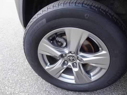 Used 2024 Toyota RAV4 XLE FWD image 31
