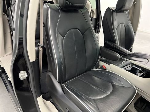 Used 2024 Chrysler Pacifica Limited FWD image 37