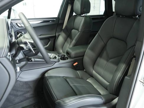 Certified 2025 Porsche Macan AWD/4WD image 5