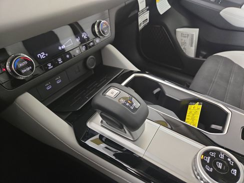 New 2025 Mitsubishi Outlander SE image 24