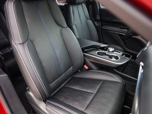 Used 2025 Cadillac Lyriq Luxury image 30