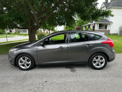 Used 2014 Ford Focus SE w/ SE Winter Package FWD image 4